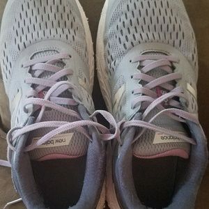 New Balance tennis shoes